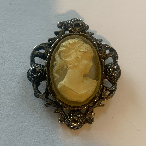 Vintage cameo pin - Picture 2 of 7